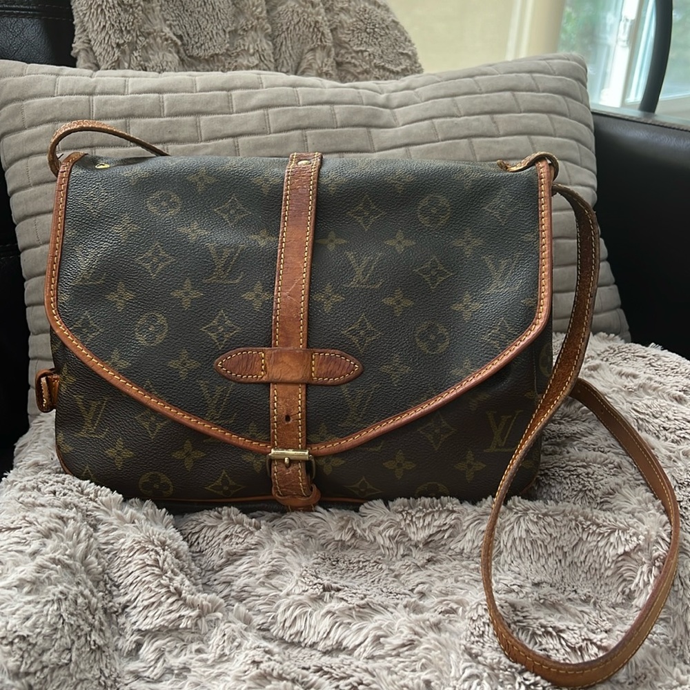 Louis Vuitton Saumur crossbody/shoulder bag